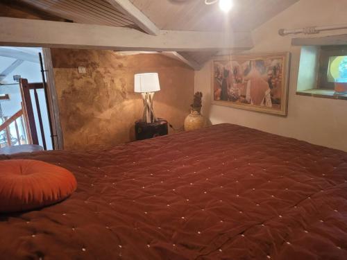 - une chambre avec un lit et une lampe dans l'établissement La JAVANAISE, à Saint-Avit-Sénieur