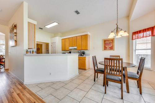 Η κουζίνα ή μικρή κουζίνα στο Lovely Family Home with Lanai, 6 Mi to Amelia Island
