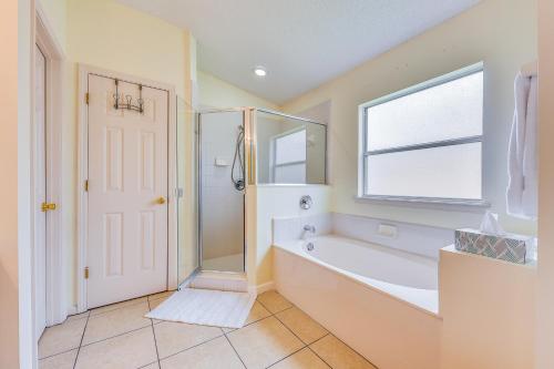 Ένα μπάνιο στο Lovely Family Home with Lanai, 6 Mi to Amelia Island