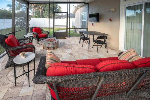 Χώρος καθιστικού στο Lovely Family Home with Lanai, 6 Mi to Amelia Island