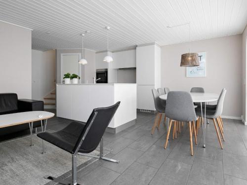 Un comedor y una cocina con mesa y sillas. en 8 person holiday home on a holiday park in Løkken, en Løkken