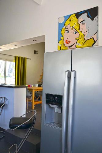 une cuisine avec un réfrigérateur avec une photo dessus dans l'établissement Villa au coeur de la Provence, à Lambesc