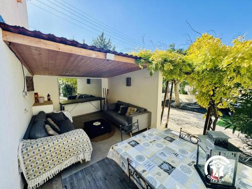 Maison Magnolia في Marcorignan: فناء مع أريكة وطاولة