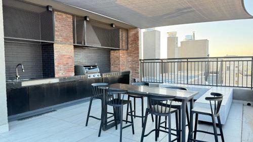 圣地亚哥Centenario 1151- 806A的阳台的厨房配有桌椅