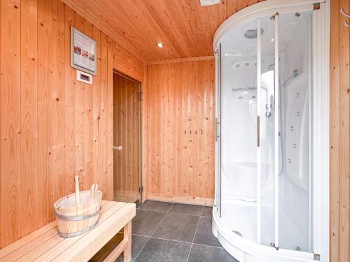 Habitación con baño con ducha y aseo. en Villa superieur 64, en Colijnsplaat