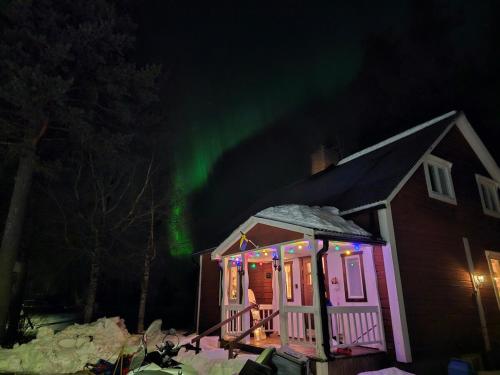 a house with the aurora in the sky at House Arctic Wolf in Blattniksele