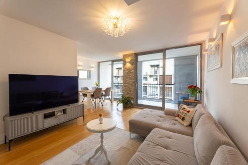 Luxury Two-story Loft near Old Town - Private Garage & Balcony