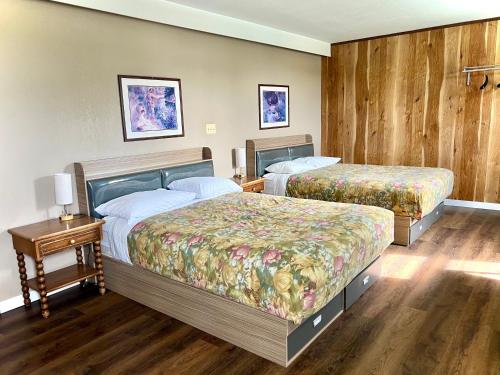 Postel nebo postele na pokoji v ubytování Valemount Hotel