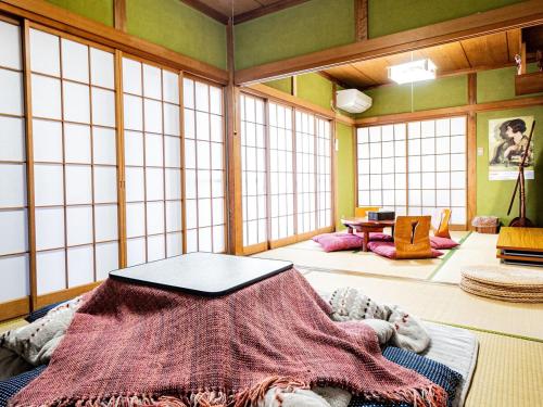Postel nebo postele na pokoji v ubytování WE HOME STAY ATAMI MINOMIYA Heisei retoro