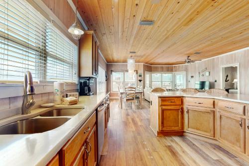 eine große Küche mit Holzdecke und Holzböden in der Unterkunft Beach Haven in Dauphin Island