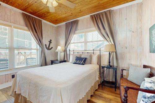ein Schlafzimmer mit einem Bett und einer Holzdecke in der Unterkunft Beach Haven in Dauphin Island