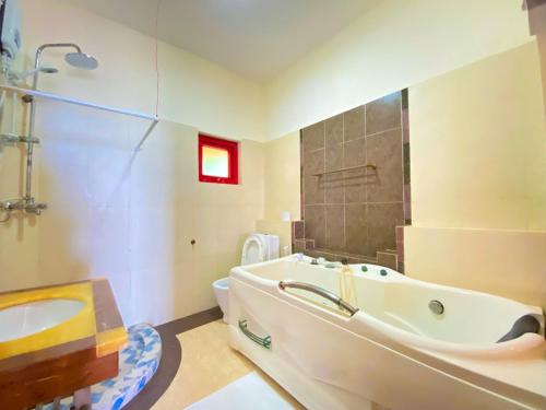 Ένα μπάνιο στο Shanzu Creek Beachfront Apartments