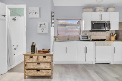 Afbeelding uit fotogalerij van The Hidden Gem - Private Cottage in Biscayne Park in North Miami