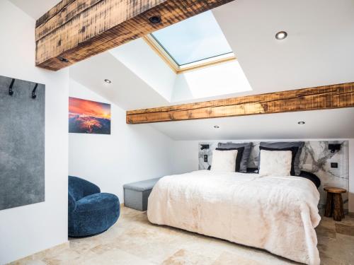 une chambre avec un lit et une lucarne dans l'établissement Le Montaska - Chalet 15 personnes - La Plagne, à La Plagne Tarentaise