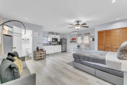 Afbeelding uit fotogalerij van The Hidden Gem - Private Cottage in Biscayne Park in North Miami