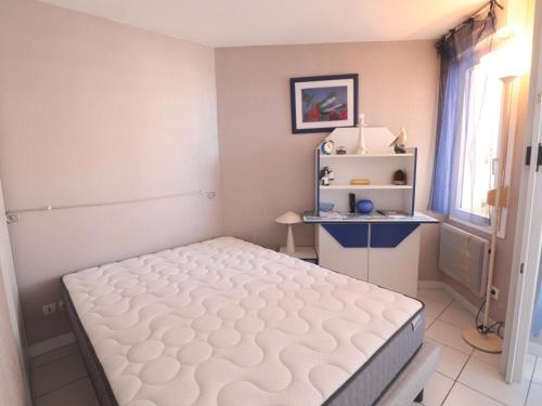 une chambre avec un matelas blanc dans une pièce dans l'établissement Appartement climatisé 4/6 personnes avec parking à Sète - FR-1-472A-178, à Sète