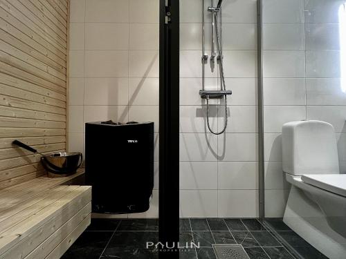 y baño con ducha y azulejos blancos y negros. en Lindvallen Ski Resort Pool and Padel - Sauna - 6 Guests, en Sälen