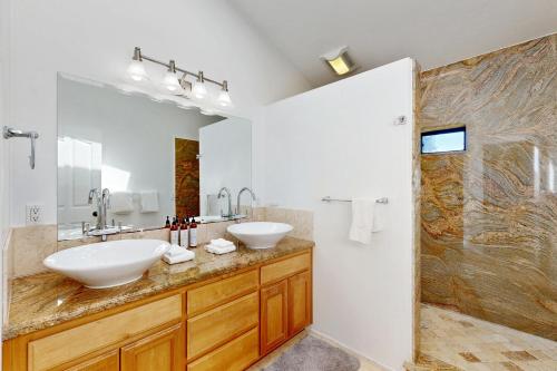 une salle de bain avec deux lavabos et une douche dans l'établissement Footloose, à Sea Ranch