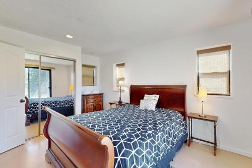 une chambre avec un lit avec une couette bleue et blanche dans l'établissement Footloose, à Sea Ranch