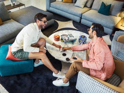 Επισκέπτες που μένουν στο Th8 Palm Dubai Beach Resort, Vignette Collection by IHG