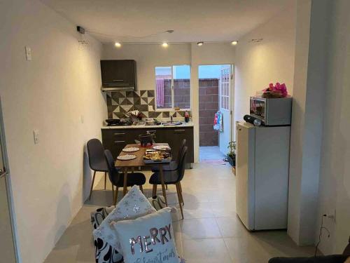 a small kitchen with a table and chairs in a room at Casa con jardín y piscina ideal para el fin de semana in Temimilcingo