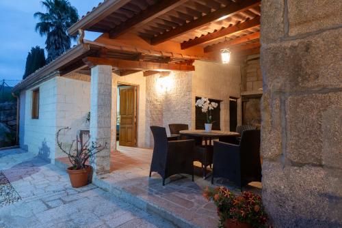 un patio con tavolo e sedie su un edificio di Apartamento Magariños a Gondomar