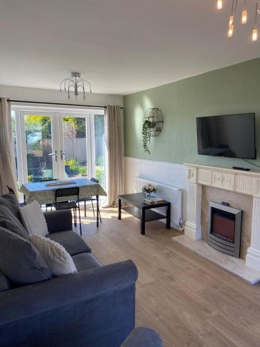 a living room with a couch and a fireplace with a tv at Easedale - 2 Bdrm Sleeps 4 Ideal for Contractors in Gateshead