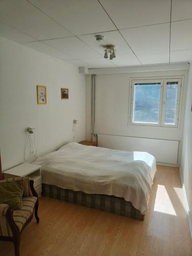 a bedroom with a large bed and a window at Kaksio maaseudun rauhassa in Välijoki