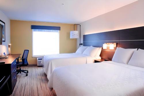 Postel nebo postele na pokoji v ubytování Holiday Inn Express Hotel & Suites Chester by IHG
