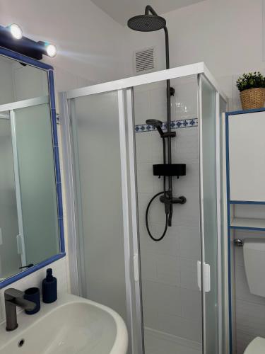 une salle de bain avec une douche et un lavabo et une douche dans l'établissement L'Appartement Néréide - Côte d'Azur, à Roquebrune-Cap-Martin