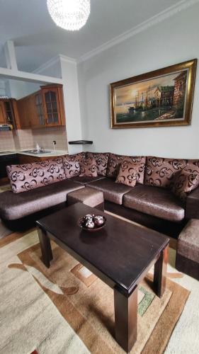 un salon avec un canapé et une table basse dans l'établissement Warm Wooden Escape, Cozy & Elegant Stay, à Tirana