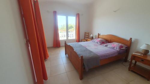 une chambre avec un lit et une fenêtre dans l'établissement Villa PIETRAROSSA, à Lecci