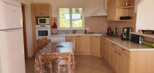 une cuisine avec un comptoir recouvert d'enveloppement en plastique. dans l'établissement Villa PIETRAROSSA, à Lecci