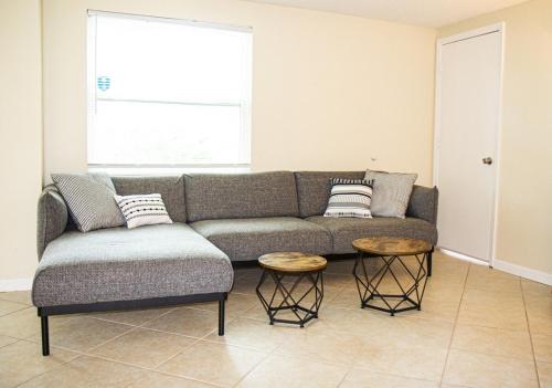 Una sala de estar con un sofá y dos mesas. en House with private Pool, close to beaches, Golf, en Venice