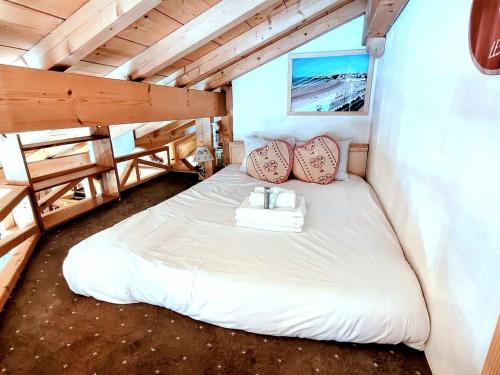 une chambre avec un grand lit avec deux oreillers dans l'établissement Charmant appartement 3 étoiles aux Gets avec wifi et garage - FR-1-598-75, aux Gets