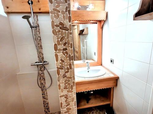 une salle de bain avec douche et lavabo dans l'établissement Charmant appartement 3 étoiles aux Gets avec wifi et garage - FR-1-598-75, aux Gets