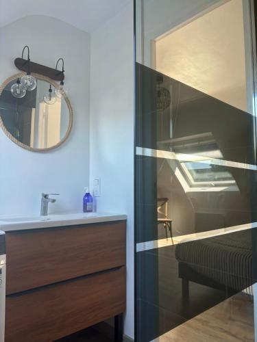 une salle de bain avec un lavabo et un miroir dans l'établissement Maisonnette bretonne typique Beg Meil Fouesnant Ty Breizh plage, à Fouesnant