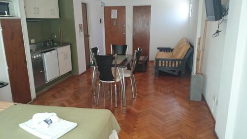 a kitchen and a dining room with a table and chairs at Temporarios Peatonal in Rosario