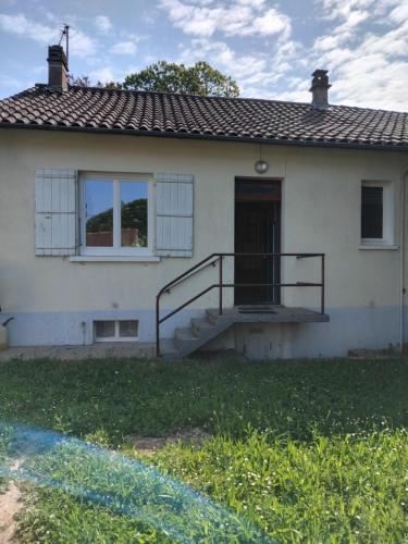 une maison blanche avec un escalier et une fenêtre dans l'établissement La Petite Maison du Sculpteur, à Saint-Saud-Lacoussière