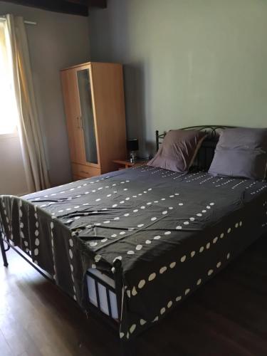 - un grand lit dans une chambre dans l'établissement La Petite Maison du Sculpteur, à Saint-Saud-Lacoussière