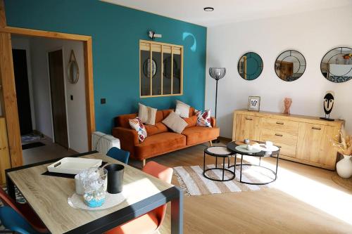 un salon avec un canapé et une table dans l'établissement Chez Margot, à La Celle-sous-Gouzon