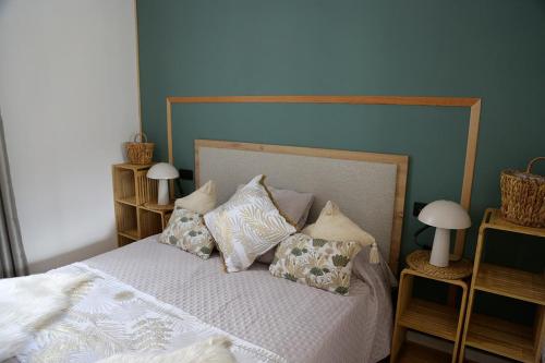 une chambre avec un lit avec des oreillers dessus dans l'établissement Chez Margot, à La Celle-sous-Gouzon