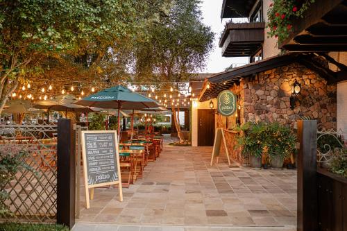 Serrazul Hotelにあるレストランまたは飲食店