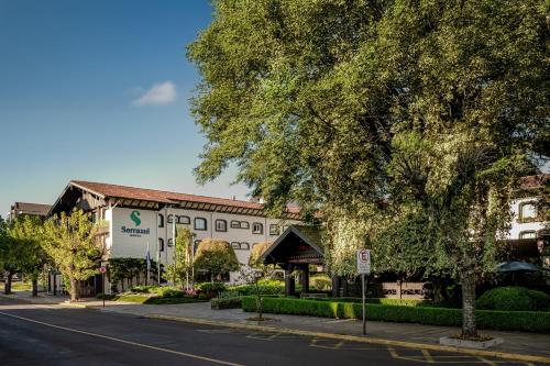 グラマドにあるSerrazul Hotelの通り沿いにある建物