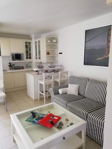 un salon avec un canapé et une table dans l'établissement Très beau T2 à100m du bord de mer, à La Ciotat