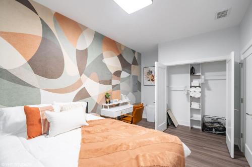 a bedroom with a bed with a colorful wall at Eco Stay by UChicago, Lakefront & Hyde Park! in Chicago