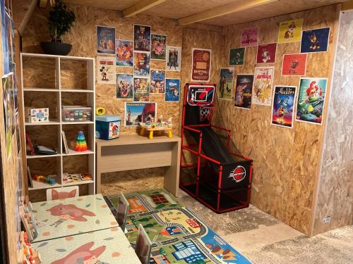 a childs room with a basketball hoop on the wall at Domaine Le Rocher d Argent avec Piscine Extérieur ,Jacuzzi Intérieur et Salle de jeux in Berre-les Alpes