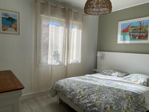 une chambre avec un lit et une fenêtre dans l'établissement T3 Rez de jardin SANARY CENTRE, à Sanary-sur-Mer
