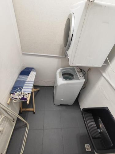 a small bathroom with a toilet and a sink at Villa Bilac - Amplos Studios 2km da Vila Germânica in Blumenau
