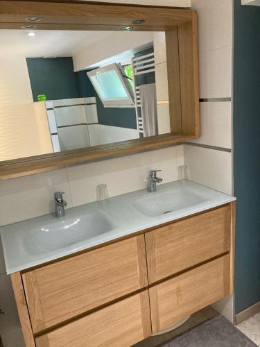 une salle de bain avec deux lavabos et un miroir dans l'établissement Saumur Loire chambres et gite, à Vernantes